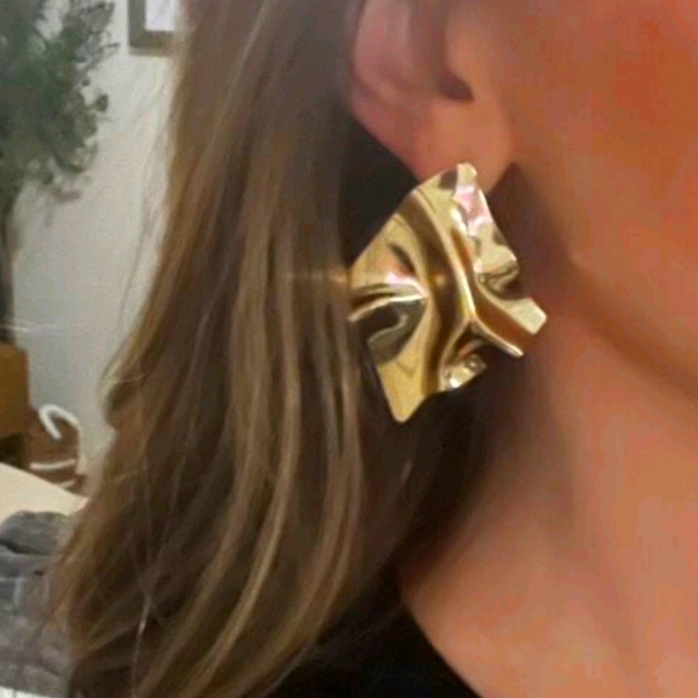 Gold classy stud earrings